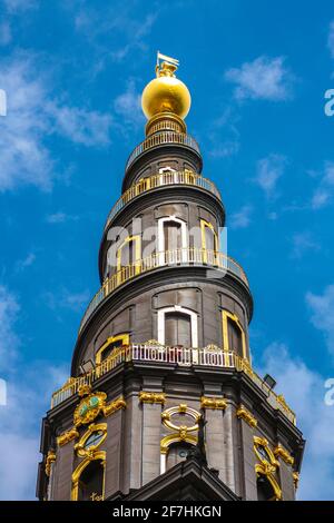 Die Spitze des Turms der vor Frelsers Kirke, mit der charakteristischen Wendeltreppe und der goldenen Statue an der Spitze Stockfoto