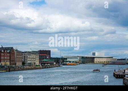 Blick auf Kopenhagen Havn vom Kanal aus, mit dem Opernhaus im Hintergrund Stockfoto