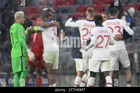 München, Deutschland. April 2021. Fußball: Champions League, Bayern München - Paris Saint-Germain, K.O.-Runde, Viertelfinale, erste Etappe in der Allianz Arena. Der Münchener Eric Maxim Choupo-Moting (2.vl) sagt nach dem Spiel Auf Wiedersehen gegenüber dem Pariser Saint-Germain-Präsidenten Presnel Kimpembe. Quelle: Sven Hoppe/dpa/Alamy Live News Stockfoto