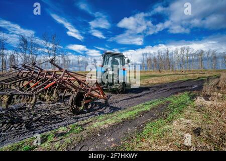 Saisonale landwirtschaftliche Arbeiten auf Traktor zwischen den Feldern Stockfoto