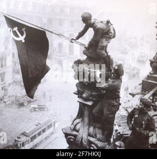 Siegesbanner über dem Reichstag in Berlin 1945. Stockfoto