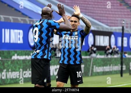 MAILAND, ITALIEN - 7. APRIL: Romelu Lukaku von Internazionale feiert mit Lautaro Martinez von Internazionale nach dem ersten Tor seiner Seite während der Serie EIN Spiel zwischen Internazionale und Sassuolo im Stadio Giuseppe Meazza am 7. April 2021 in Mailand, Italien (Foto: Ciro Santangelo/Orange Picles) Stockfoto