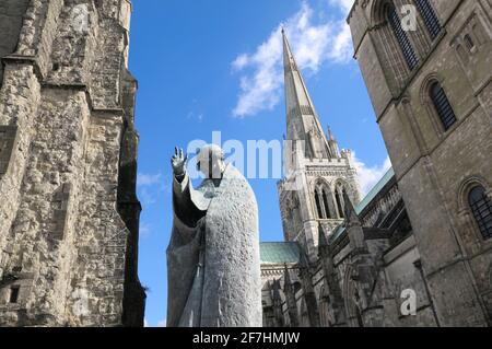 Bronzestatue des Heiligen Richard vor der Chichester Cathedral, West Sussex, England, Großbritannien. Bildhauer: Philip Jackson Stockfoto