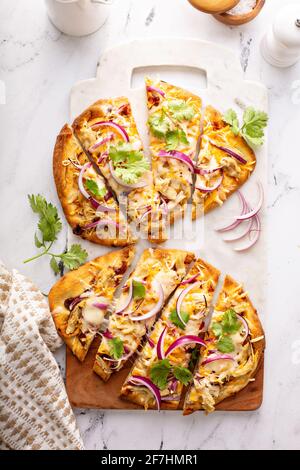 Grillhähnchen-Fladenbrot mit roten Zwiebeln Stockfoto