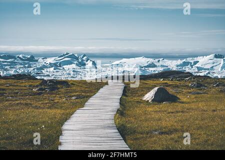 Blick Richtung in Ilulissat Icefjord. Leichte Wanderungen auf dem Weg zur berühmten Kangia Gletscher in der Nähe von Ilulissat auf Grönland. Der Ilulissat-eisfjord aus gesehen Stockfoto