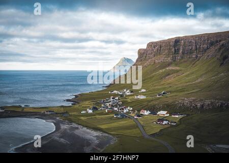 Spektakuläre Ausblicke auf die malerischen Fjorde der Färöer Inseln in der Nähe des Dorfes Funningur mit Bergen an einem sonnigen Frühlingstag. Stockfoto