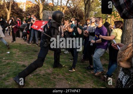 Madrid, Spanien. April 2021. Während einer Kundgebung der rechtsextremen VOX-Partei im Stadtteil Vallecas kam es zu Zusammenprallen der Polizei mit Demonstranten. DIE VOX-Partei stellt ihre Kandidatur für die nächsten Regionalwahlen in Madrid vor, an denen Nachbarn des Distrikts Vallecas teilgenommen haben, um gegen die rechtsextreme Partei zu protestieren. Quelle: Marcos del Mazo/Alamy Live News Stockfoto