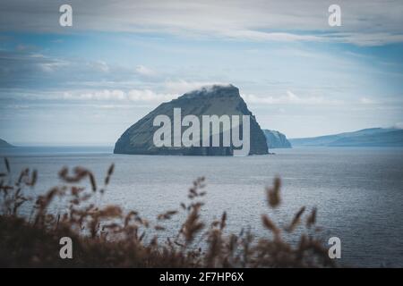 Dramatische Aussicht auf die Insel Kuttur im Atlantischen Ozean. Färöer, Dänemark. Landschaftsfotografie. Nordische Naturlandschaft. Stockfoto