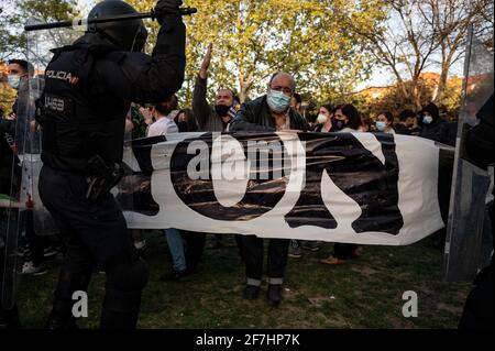 Madrid, Spanien. April 2021. Während einer Kundgebung der rechtsextremen VOX-Partei im Stadtteil Vallecas kam es zu Zusammenprallen der Polizei mit Demonstranten. DIE VOX-Partei stellt ihre Kandidatur für die nächsten Regionalwahlen in Madrid vor, an denen Nachbarn des Distrikts Vallecas teilgenommen haben, um gegen die rechtsextreme Partei zu protestieren. Quelle: Marcos del Mazo/Alamy Live News Stockfoto