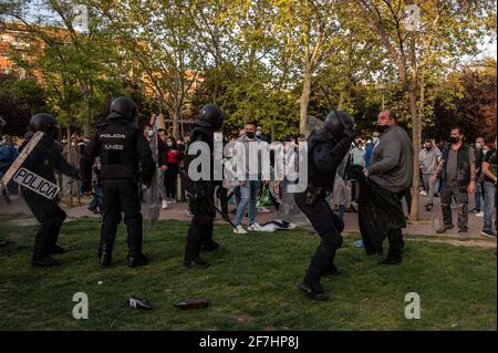 Madrid, Spanien. April 2021. Während einer Kundgebung der rechtsextremen VOX-Partei im Stadtteil Vallecas kam es zu Zusammenprallen der Polizei mit Demonstranten. DIE VOX-Partei stellt ihre Kandidatur für die nächsten Regionalwahlen in Madrid vor, an denen Nachbarn des Distrikts Vallecas teilgenommen haben, um gegen die rechtsextreme Partei zu protestieren. Quelle: Marcos del Mazo/Alamy Live News Stockfoto