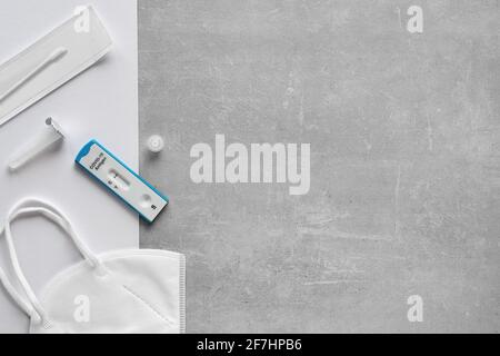 Express COVID-19-Testplan. Schnelltest bedeutet schnellen Corona-Test, und Selbsttest bedeutet Selbsttest. Flaches Lay mit Antigen-Covid-Teststreifen, Puffer Stockfoto