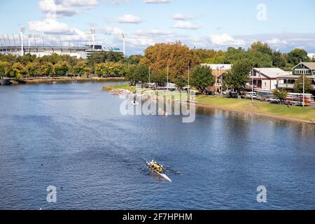 Yarra River Melbourne und Ruderboote vom ROW Club, Melbourne Stadtzentrum, Victoria, Australien Stockfoto