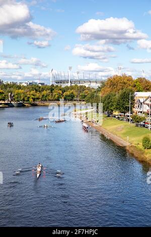 Yarra River Melbourne und Ruderboote vom ROW Club, Melbourne Stadtzentrum, Victoria, Australien Stockfoto