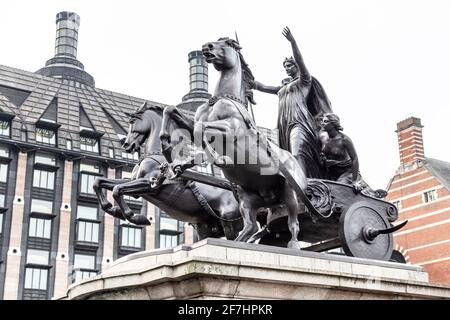 Boudiccan Rebellion (Boadicea und ihre Töchter) Skulptur mit Wagen von Thomas Thornycroft bei Houses of Parliament, Victoria Embankment, London, Stockfoto