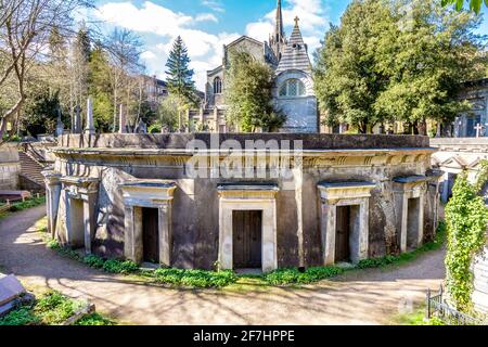Mausoleen und Gräber im ägyptischen und klassischen Stil im Circle of Lebanon auf dem Highgate West Cemetery, London, Großbritannien Stockfoto