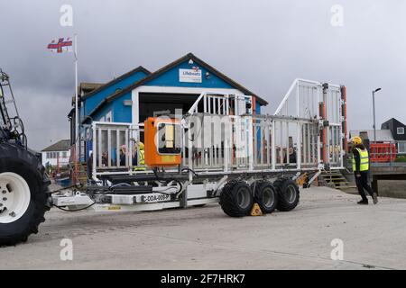 Strandtraktor TW56H parkt vor der RNLI Rye Harbour Lifeboat Station Stockfoto