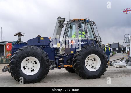 Strandtraktor TW56H parkt vor der RNLI Rye Harbour Lifeboat Station Stockfoto