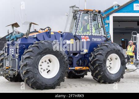 Strandtraktor TW56H parkt vor der RNLI Rye Harbour Lifeboat Station Stockfoto