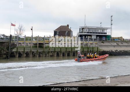 Das Küstenrettungsboot Atlantic 85 ILB wurde als Reaktion auf die Bitte der Küstenwache um Unterstützung auf dem TS (Trainingsschiff) Royalist auf See vom Hafen Rye abgefahren Stockfoto