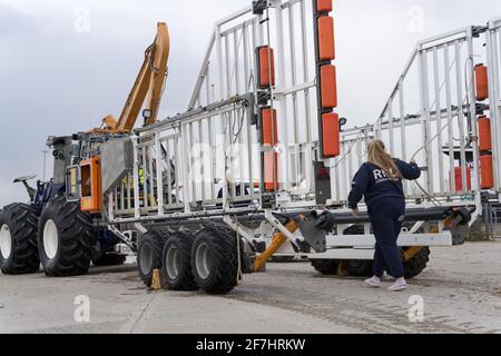 Strandtraktor TW56H parkt vor der RNLI Rye Harbour Lifeboat Station Stockfoto