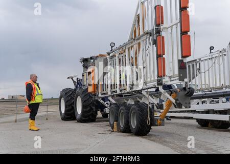 Der Rettungsführer inspiziert den Strandtraktor TW56H außerhalb von RNLI Rye Harbor Lifeboat Station Stockfoto