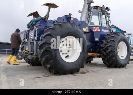 Strandtraktor TW56H parkt vor der RNLI Rye Harbour Lifeboat Station Stockfoto