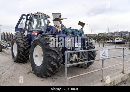 Strandtraktor TW56H parkt vor der RNLI Rye Harbour Lifeboat Station Stockfoto