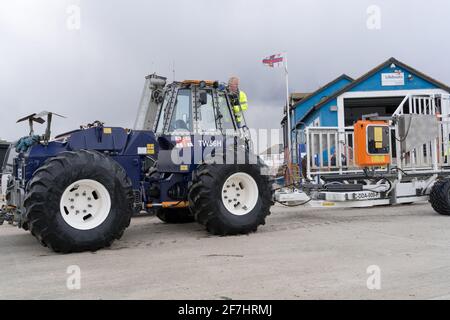 Strandtraktor TW56H parkt vor der RNLI Rye Harbour Lifeboat Station Stockfoto