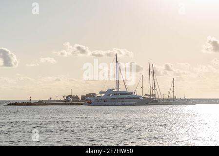 Pathos. Zypern. November 2019. Die Bucht von Paphos in Zypern. Yachten stehen im Hafen von Kato Paphos. Stockfoto