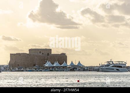 Pathos. Zypern. November 2019. Die Bucht von Paphos in Zypern. Yachten stehen im Hafen von Kato Paphos. Burg Paphos am Eingang zur Bucht. Stockfoto