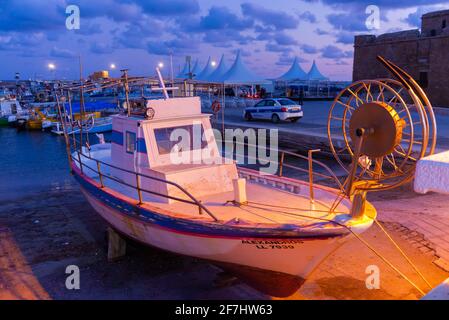 Pathos. Zypern. November 2019. Die Bucht von Paphos in Zypern. Fischerboot in der Bucht geparkt. Stockfoto