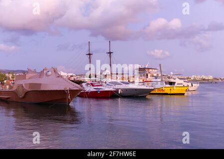 Pathos. Zypern. November 2019. Die Bucht von Paphos in Zypern. Yachten stehen im Hafen von Kato Paphos. Schiff im Stil von Captain Nemo. Stockfoto