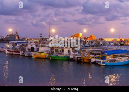 Pathos. Zypern. November 2019. Die Bucht von Paphos in Zypern. Yachten stehen im Hafen von Kato Paphos. Fischerboote in der Bucht geparkt. Stockfoto