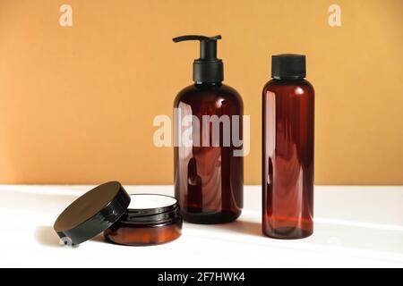 Natürliche Schönheitsprodukte. Mineralisches Bio-Öl. Eco kosmetische Creme, Serum, Hautpflege leere Flasche. Stockfoto