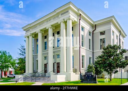 Das Hancock County Courthouse ist am 3. April 2021 in Bay Saint Louis, Mississippi, abgebildet. Das neoklassische Gerichtsgebäude wurde 1911 erbaut. Stockfoto