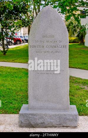 Ein Denkmal für Forster Commagere steht vor dem Hancock County Courthouse am 3. April 2021 in Bay Saint Louis, Mississippi. Stockfoto