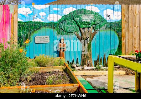 Blumen und Gemüse wachsen in erhöhten Gartenbeeten oder Salattischen bei Ruth’s Roots, 3. April 2021, in Bay Saint Louis, Mississippi. Stockfoto