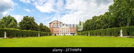 Kurfürstliches Palais in Trier an einem schönen Sommertag, Deutschland Stockfoto