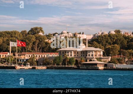 ISTANBUL, TÜRKEI - 09 07 2020: Blick aus dem Wasser der Bosporus-Straße auf dem Basketmakers Kiosk mit Strukturen und Kuppeln des Topkapi-Palastes darüber Stockfoto