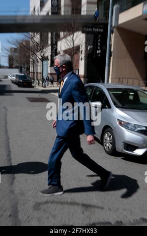 New York, New York, USA. April 2021. Der Bürgermeister von New York, Bill de Blasio, verlässt das Lincoln Center, nachdem er bei der ersten Aufführung der ‘Restart Stages', die am 7. April 2021 im Lincoln Center in New York City stattfand, eine Rede gehalten hatte. Quelle: Mpi43/Media Punch/Alamy Live News Stockfoto