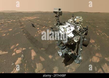 Der Perseverance Mars Rover der NASA nahm am 6. April 2021 ein Selfie mit dem Ingenuity-Hubschrauber auf, wobei die WATSON-Kamera (Wide Angle Topographic Sensor for Operations and Engineering) am Ende des langen Roboterarms des Rover verwendet wurde. Das Selfie von Perseverance mit Ingenuity besteht aus 62 Einzelbildern, die nacheinander aufgenommen wurden, während der Rover den Hubschrauber ansah, und dann wieder, während er die WATSON-Kamera ansah, zusammengenäht, sobald sie zurück zur Erde geschickt wurden. Der Curioity Rover nimmt ähnliche Selfies mit einer Kamera auf seinem Roboterarm auf. NASA/UPI Credit: UPI/Alamy Live News Stockfoto