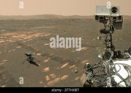 Der Perseverance Mars Rover der NASA nahm am 6. April 2021 ein Selfie mit dem Ingenuity-Hubschrauber auf, wobei die WATSON-Kamera (Wide Angle Topographic Sensor for Operations and Engineering) am Ende des langen Roboterarms des Rover verwendet wurde. Das Selfie von Perseverance mit Ingenuity besteht aus 62 Einzelbildern, die nacheinander aufgenommen wurden, während der Rover den Hubschrauber ansah, und dann wieder, während er die WATSON-Kamera ansah, zusammengenäht, sobald sie zurück zur Erde geschickt wurden. Der Curioity Rover nimmt ähnliche Selfies mit einer Kamera auf seinem Roboterarm auf. NASA/UPI Credit: UPI/Alamy Live News Stockfoto