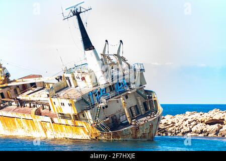 Ein großes Frachtschiff, das während eines Sturms am 8. Dezember 2011 nach einem Motorausfall in der Gegend der Sea Caves im Bezirk Paphos in der Nähe der Coral Bay auf Grund lief Stockfoto