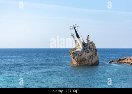 Ein großes Frachtschiff, das während eines Sturms am 8. Dezember 2011 nach einem Motorausfall in der Gegend der Sea Caves im Bezirk Paphos in der Nähe der Coral Bay auf Grund lief Stockfoto