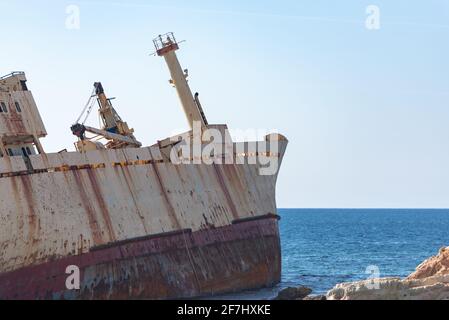 Ein großes Frachtschiff, das während eines Sturms am 8. Dezember 2011 nach einem Motorausfall in der Gegend der Sea Caves im Bezirk Paphos in der Nähe der Coral Bay auf Grund lief Stockfoto