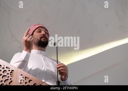 Muslime junger arabischer Imam hält eine Rede am freitagnachmittag Gebet in der Moschee. Stockfoto