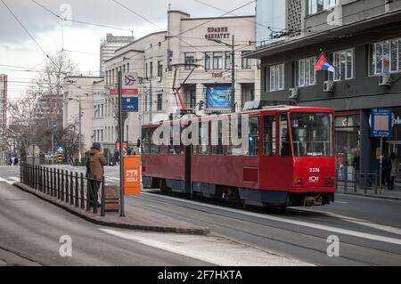 BELGRAD, SERBIEN - 14. FEBRUAR 2021: Selektive Unschärfe auf belgrader Straßenbahn, eine tatra KT4, wartet auf die Abfahrt vor pravni fakultet. Auch beo genannt Stockfoto