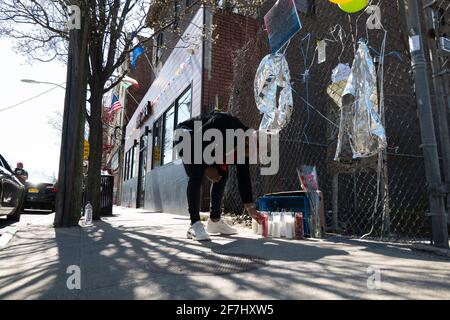 White Plains, New York, USA. April 2021. Fans zollen DMX, EARL SIMMONS, an einem Make-Shift-Denkmal gegenüber dem White Plains Hospital in White Plains New York Tribut. DMX wurde letzten Sonntag nach dem Zusammenbruch zu Hause ins Krankenhaus gebracht und steht derzeit auf Lebenserhaltungs-Unterstützung, sagten Beamte. Fans aus Connecticut, Vermont und so weit weg wie Miami zollten am späten Mittwochnachmittag Tribut. Simmons wurde nach dem Zusammenbruch zu Hause am vergangenen Sonntag ins Krankenhaus gebracht. Derzeit befindet er sich auf der Intensivstation in kritischem Zustand. Kredit: Brian Branch Price/ZUMA Wire/Alamy Live News Stockfoto