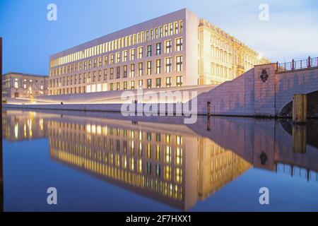 Das Humboldt Forum im Berliner Schloss auf der Museumsinsel in Berlin. Das Foto ist eine Langzeitbelichtung zur Blauen Stunde im März 2021. Stockfoto