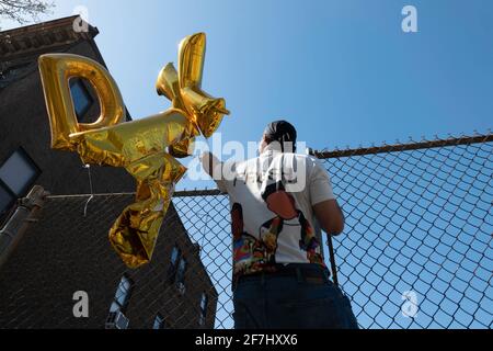 White Plains, New York, USA. April 2021. Fans zollen DMX, EARL SIMMONS, an einem Make-Shift-Denkmal gegenüber dem White Plains Hospital in White Plains New York Tribut. DMX wurde letzten Sonntag nach dem Zusammenbruch zu Hause ins Krankenhaus gebracht und steht derzeit auf Lebenserhaltungs-Unterstützung, sagten Beamte. Fans aus Connecticut, Vermont und so weit weg wie Miami zollten am späten Mittwochnachmittag Tribut. Simmons wurde nach dem Zusammenbruch zu Hause am vergangenen Sonntag ins Krankenhaus gebracht. Derzeit befindet er sich auf der Intensivstation in kritischem Zustand. Kredit: Brian Branch Price/ZUMA Wire/Alamy Live News Stockfoto